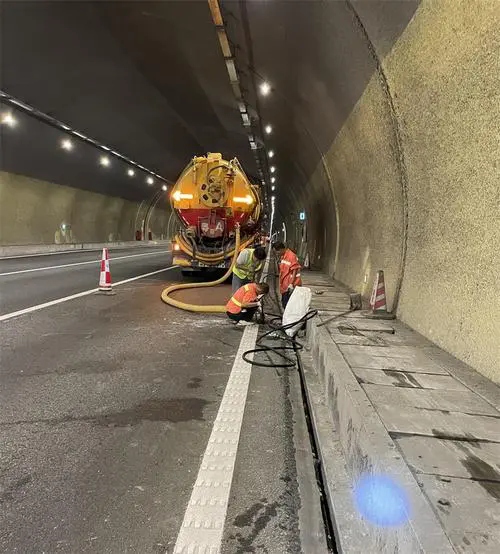 剑河隧道排水渠清淤